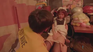Ba mẹ đi vắng, hai anh em ở nhà chơi trò "người lớn"