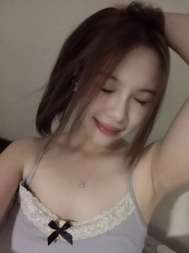 Phim mới chuyển phát nhanh, gái mại dâm, gã trọc đầu đến chuồng gà ở làng thành phố vào ban đêm, chọn một chiếc váy đẹp, cô gái xinh đẹp ăn đồ ăn nhanh