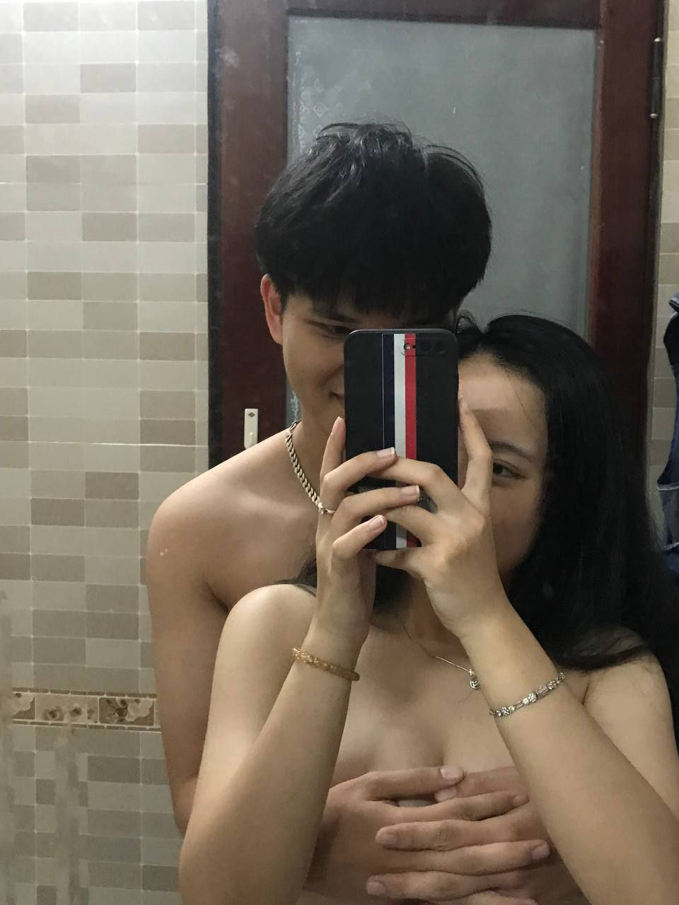 Con ghệ dam dang vừa làm việc vừa được any đụ phía sau