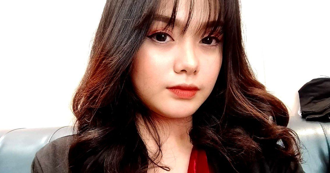 ông chồng nhu nhược nhìn vợ cùng tiền bối chụp ảnh khỏa thân